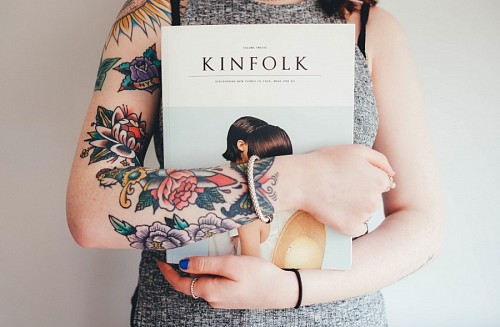 fotos gratis Chica con los brazos tatuados sosteniendo libro 