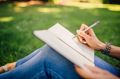 Mujer escribiendo al aire libre