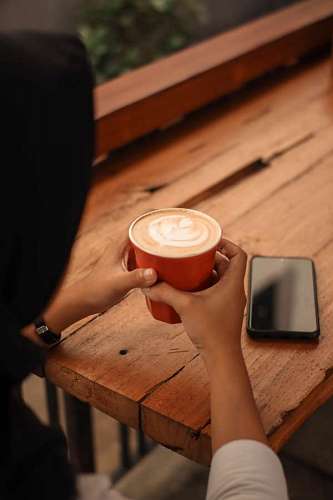 mochila primer plano de una mujer a punto de tomar un cafe
