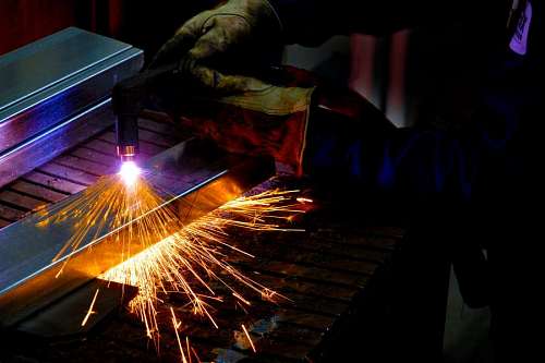 soplado trabajador cortando metal con un soplete
