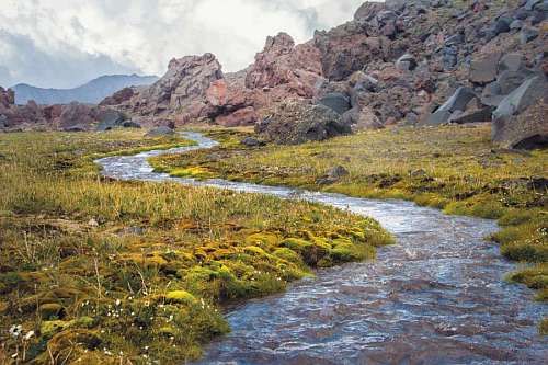 Paisaje y rio de montaña en la region del Caucaso 