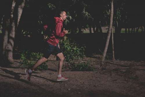 hombre haciendo running en un lugar silvestre