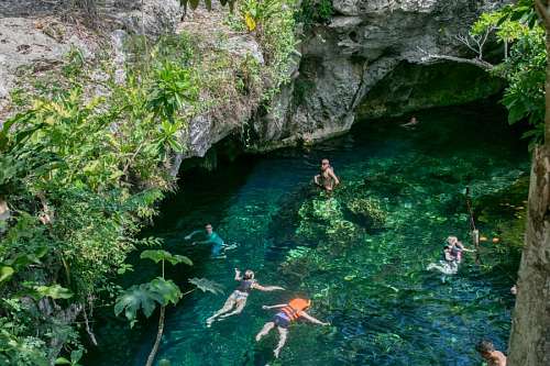 mexico Personas nadando en un cenote de Tulum, Riviera Maya