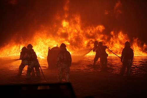 casco de trabajo Bomberos en un incendio