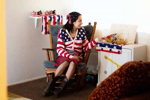 hogar Mujer celebrando el 4 de Julio en USA