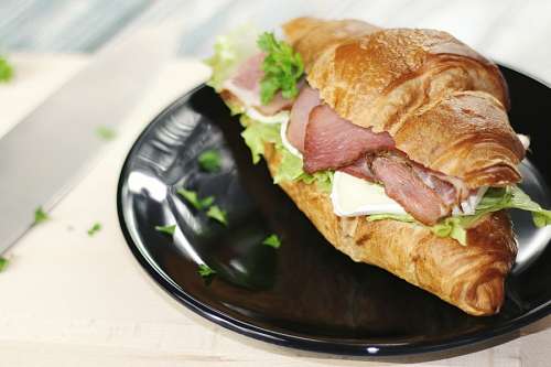 Croissant con jamon y queso