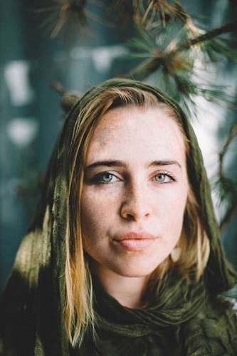 ojos azules Retrato de una mujer joven de ojos azules mirando a la camara