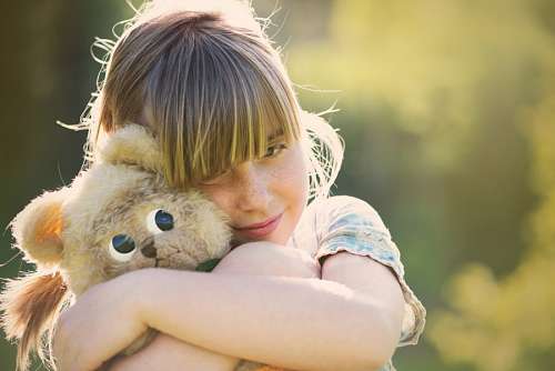 ternura Niña abrazando peluche