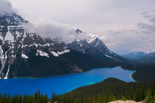 montanas nevadas Lago azul