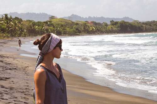 vigas Mujer mirando la playa
