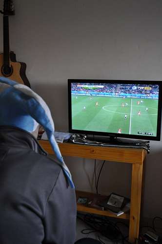 television Fanatico mirando partido de futbol de argentina