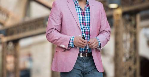 boton Hombre con traje Rosa