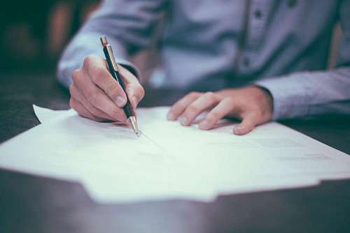 Hombre de negocios firmando documentos