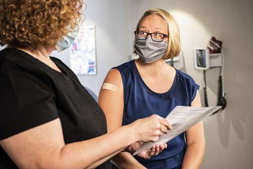 medicina Aplicando vacuna contra covid 19