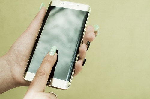 curvas Manos de mujer con Smartphone curvo 