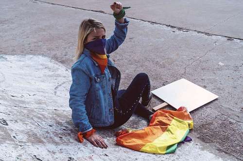 transexual Mujer joven con bandera LGBT  