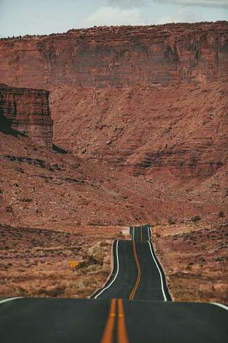 hermoso paisaje de carretera en medio del desierto del gran cañón