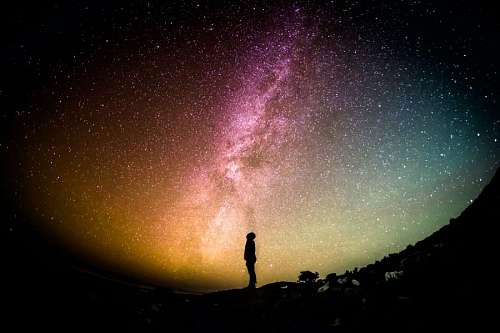 las leas Hombre mirando el cielo nocturo lleno de estrellas y la via lactea