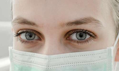 mujer de hermosos ojos con barbijo