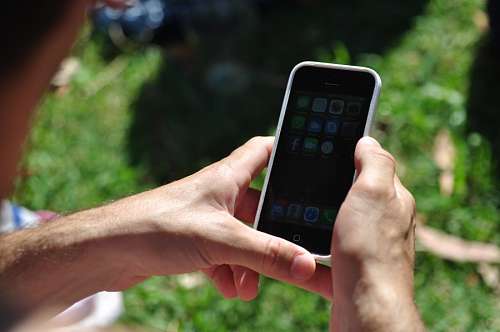 telefono celular Hombre con Iphone
