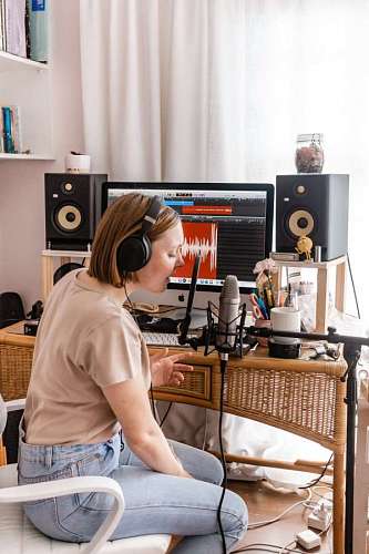 participacion Mujer joven cantante trabajando desde su casa