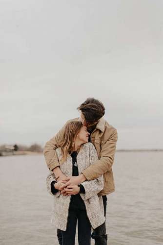 amor sentimiento una pareja de jóvenes abrazandose en la costa