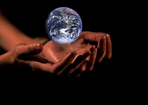 planeta tierra Manos de mujer sosteniendo el planeta