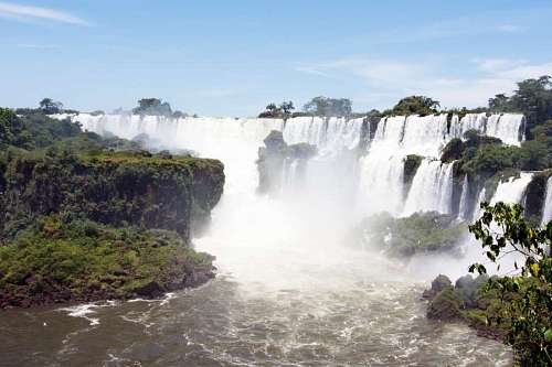 cataratas del iguazu Paisaje de la Isla San Martin y Las Cataratas del Iguazu en Verano