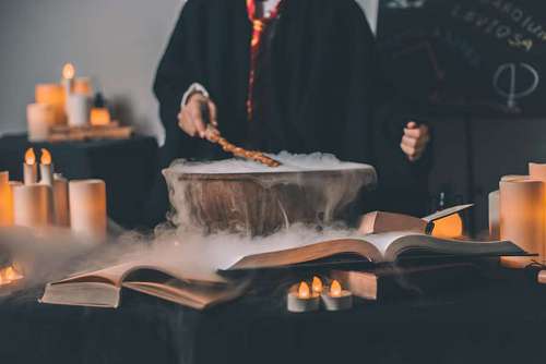 fantasia persona realizando ritual de magia
