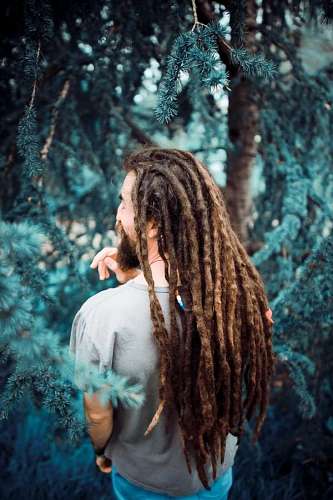dreadlocks Hombre en la naturaleza