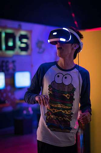 en linea Joven con mascara de realidad virtual sorprendido