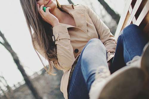Mujer con Telefono Celular