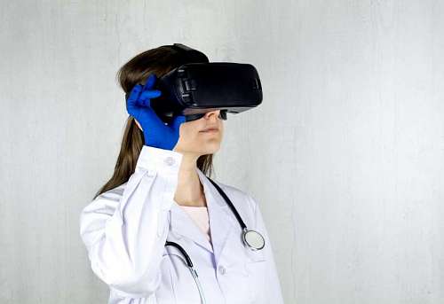 primer plano de doctora usando realidad virtual