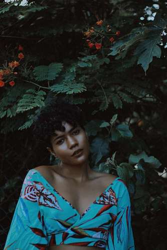 brasileno Retrato de mujer latina mirando a la cámara en el exterior