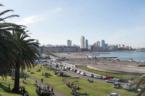 perspectiva de la costa de Mar del Plata con parte del horizonte de la ciudad en el fondo