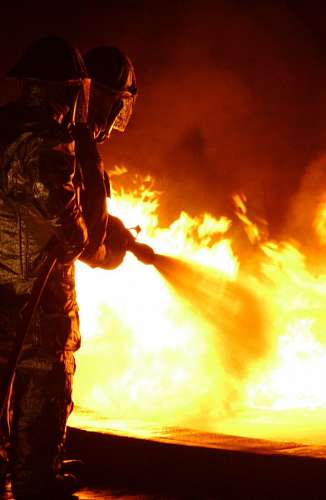 casco de trabajo Bomberos en un incendio