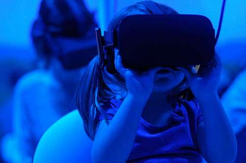 educacion Niña pequeña usando mascara vr