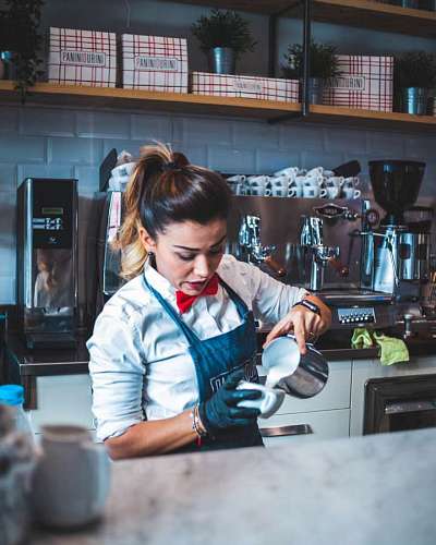 uniforme Mujer barista preparando cafe