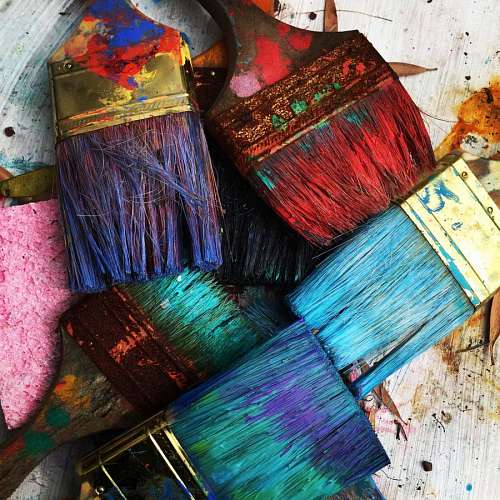 Pinceles con pinturas de colores