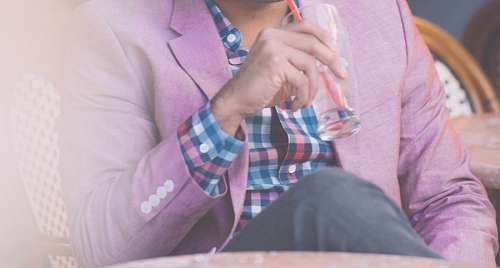 boton Hombre tomando Gin Tonic