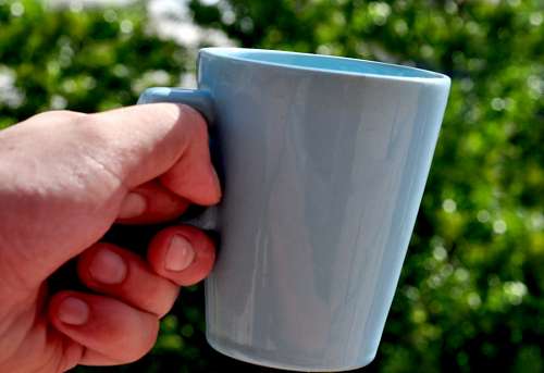 ceramica Mano Sosteniendo una Taza