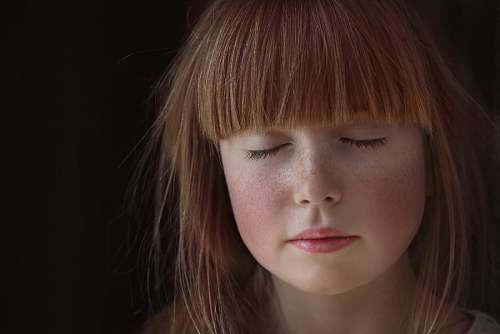 sueno Niña con los ojos cerrados