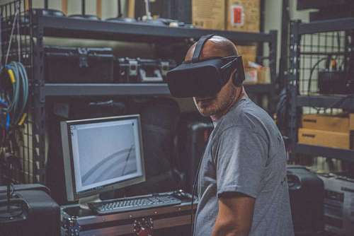Ingeniero trabajando con gafas de realidad virtual