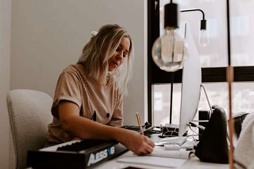 ejecutando mujer trabajando en su escritorio