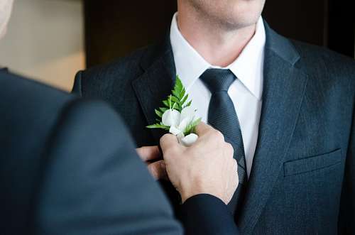 traje elegante Novio alistandose para su boda