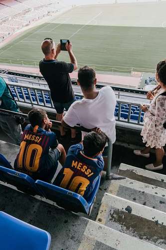 victoria Personas mirando un partido de futbol en un estadio