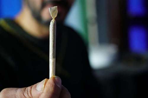 medicina Hombre sosteniendo un cigarrillo de Marihuana