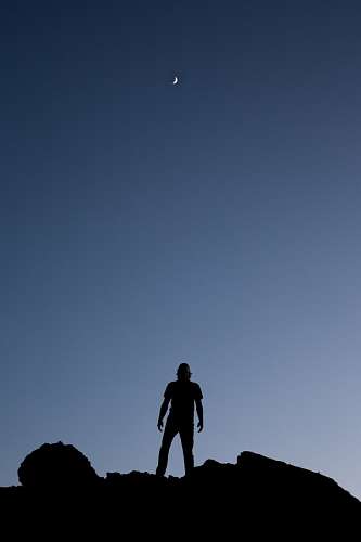 Hombre mirando la luna