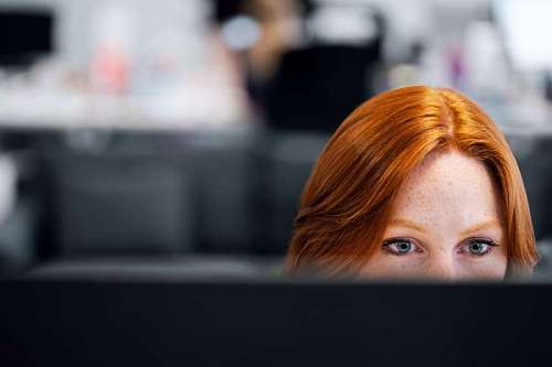 pc Mujer pelirroja trabajado en su escritorio