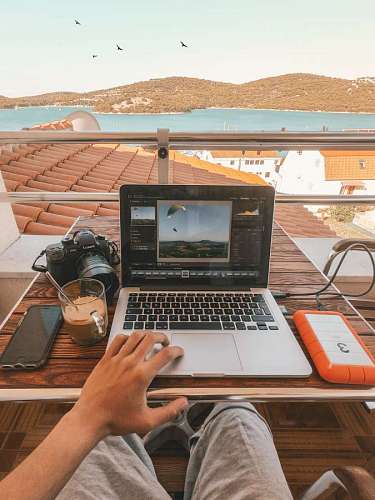 pc Hombre haciendo home office desde su balcon